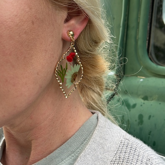 Handmade Real Pressed Dried Flower Botanical Resin
Earrings - Picture 10 of 14